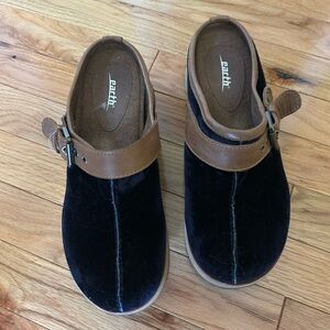 Earth -Brown and navy clogs- size 8.5